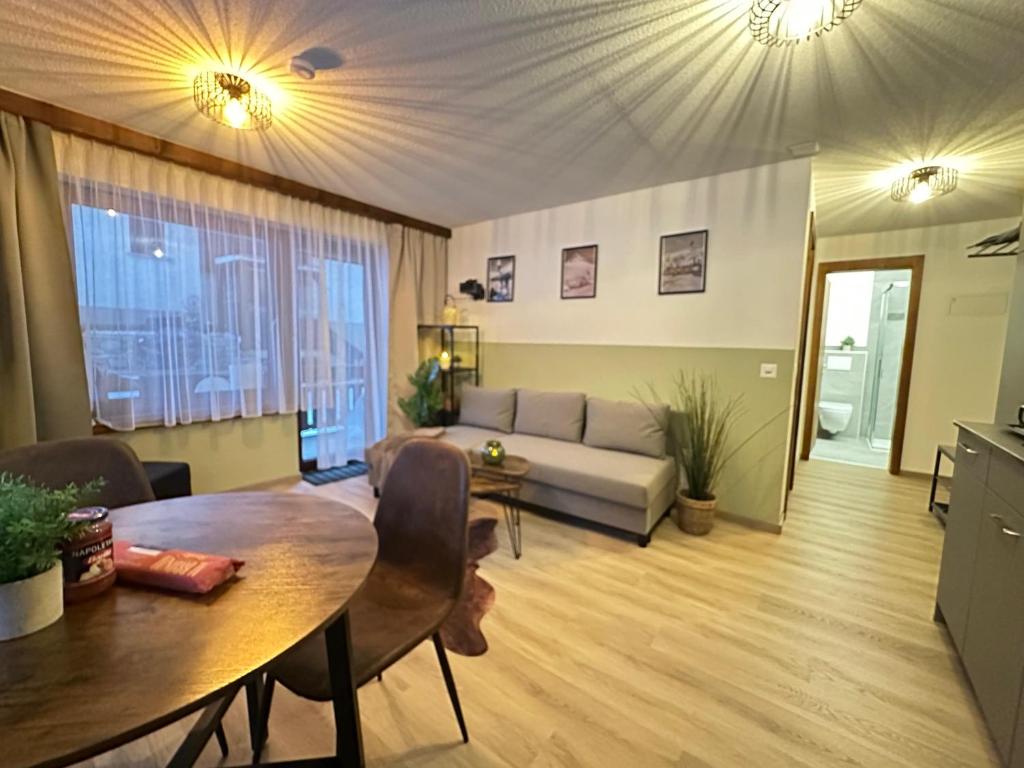 Haus Silence - Berge & Sonne im Saastal Ski Wandern Familie Haustiere - 1