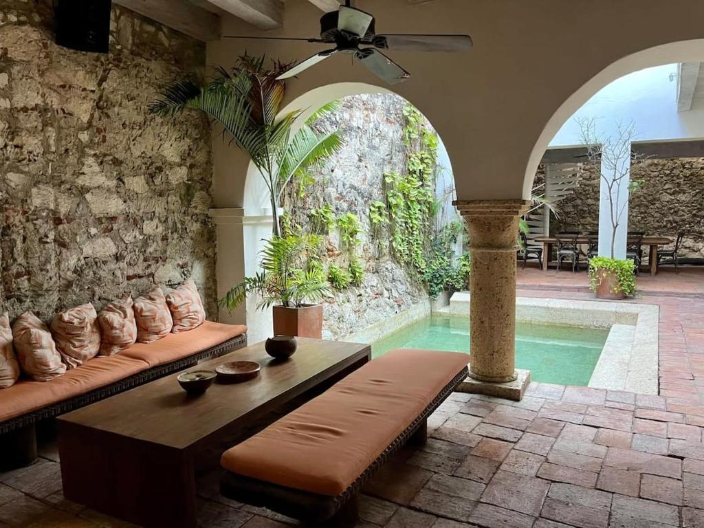 Engaging 4BR Colonial Villa with AC in Cartagena - 1
