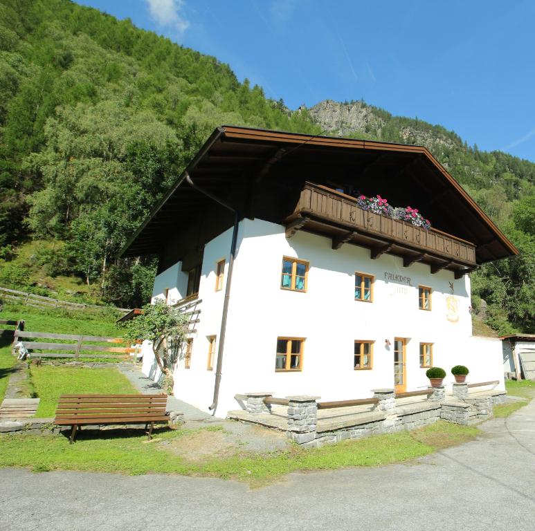 Apart Falkneralm — Hotel in Langenfeld