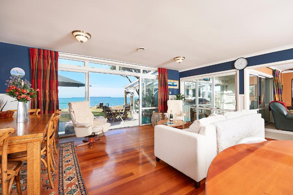 Beach Front Luxury Retreat 테라스