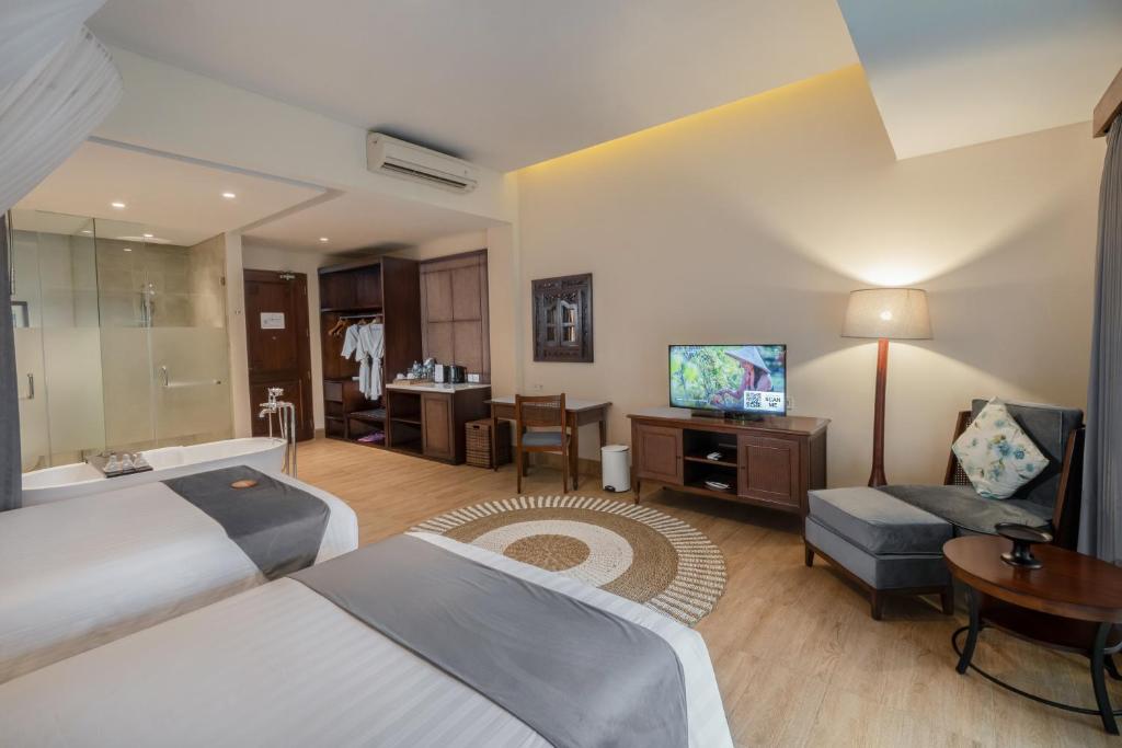 Shared lounge/TV area