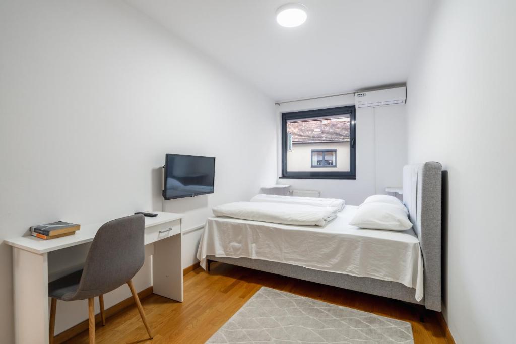 Modern 3 BDR apartment with Free Parking and Patio - 3
