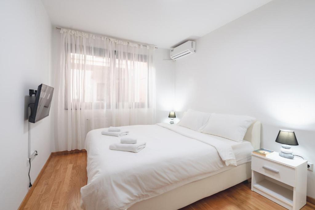 Modern 3 BDR apartment with Free Parking and Patio - 2