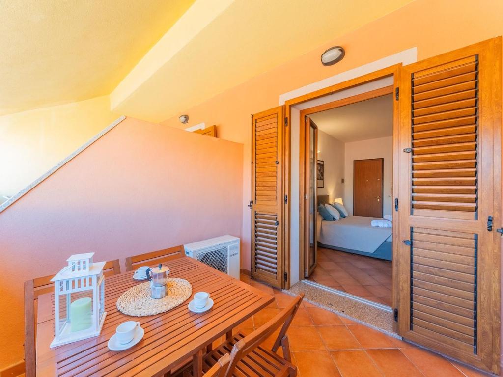 Bright 3 guest apartment with pool - 4