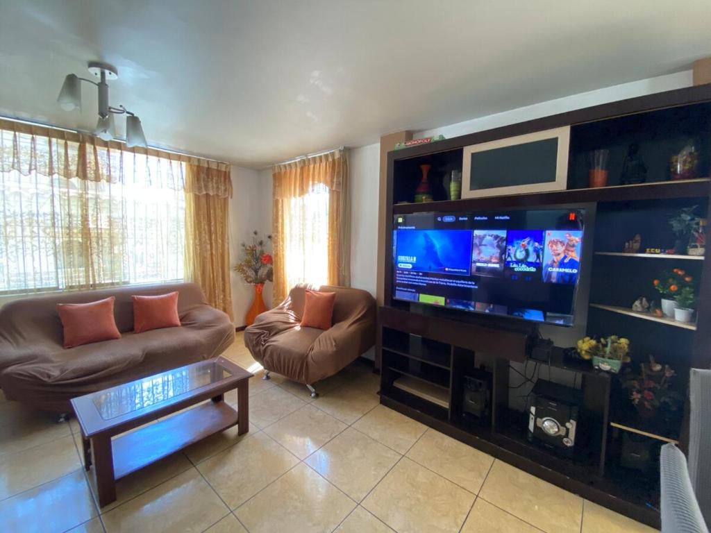 Casa Acogedora de Estilo Clásico - 1