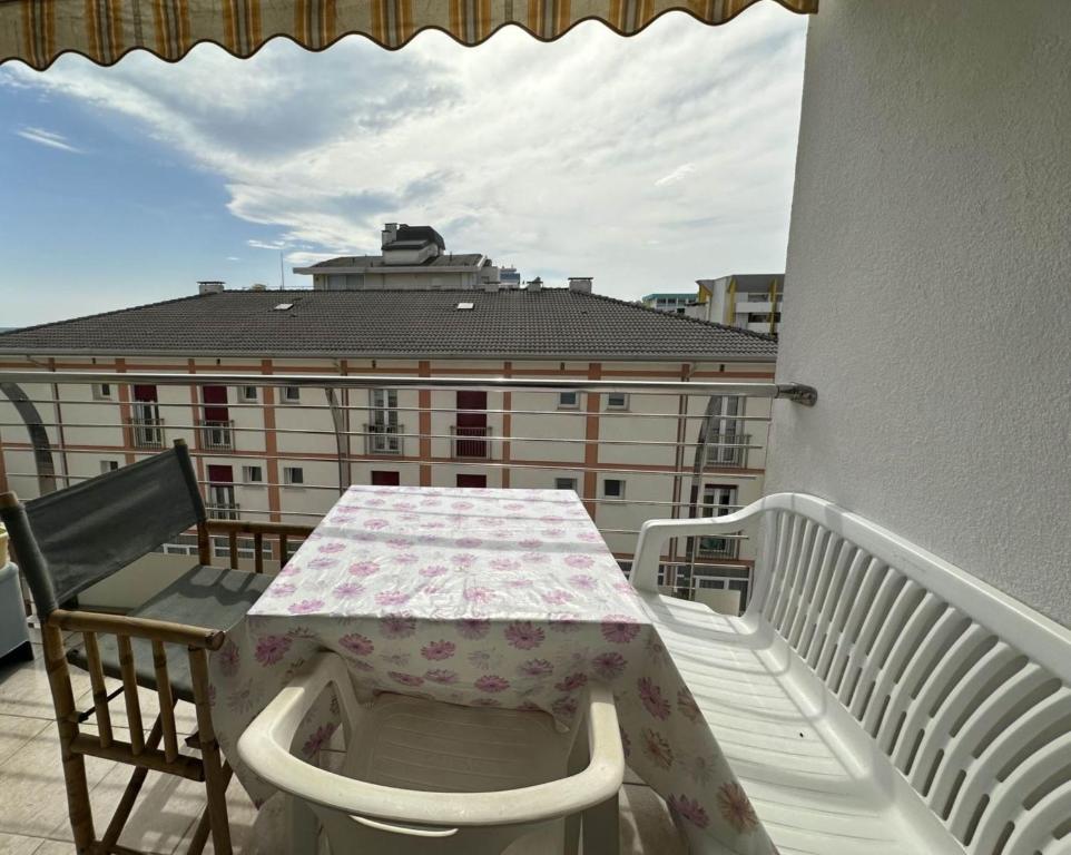 Flat with side sea view just steps from the beach - 2