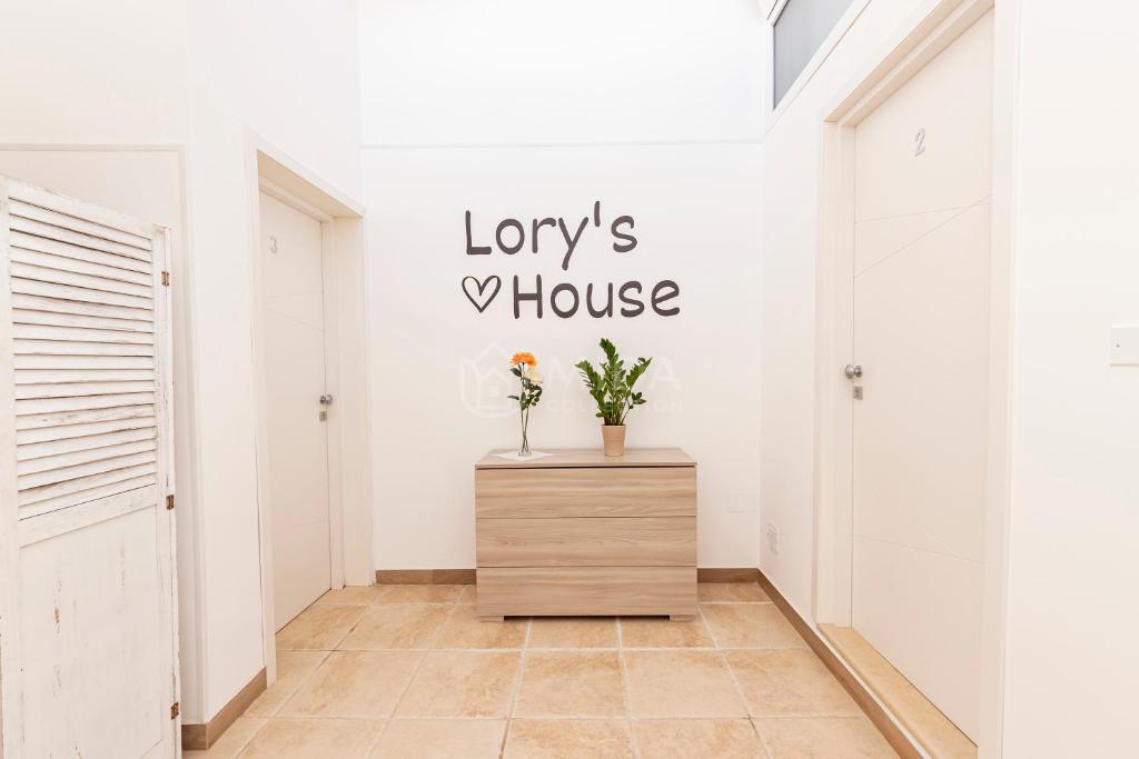 LORY'S HOUSE - 1