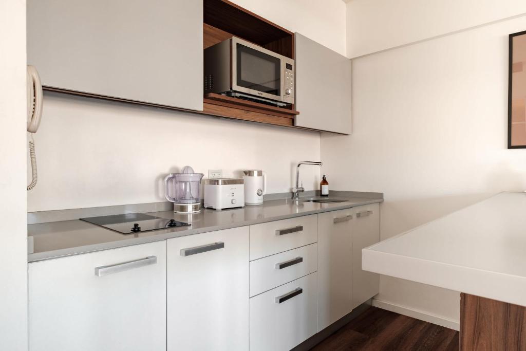 Modern Studio in Luxury Hollywood Tower w Pools - 5