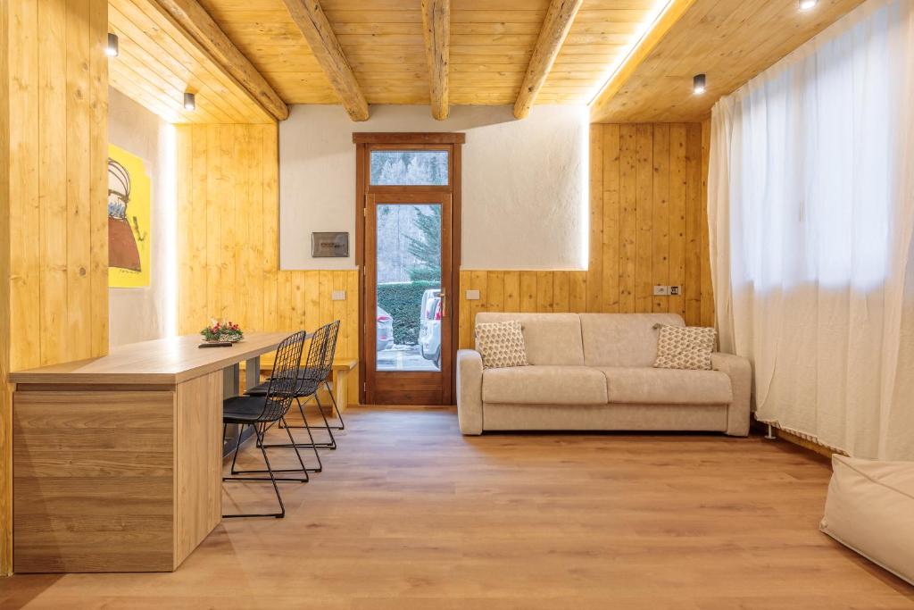 Boutique Alpine Two-Bedroom by SupaStays - 2