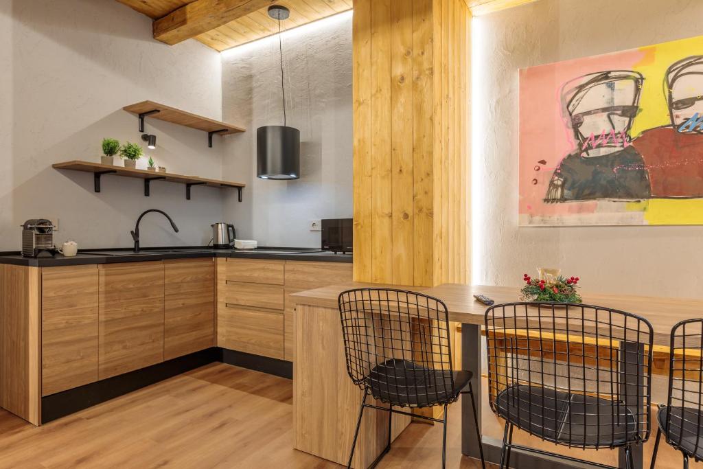 Boutique Alpine Two-Bedroom by SupaStays - 3