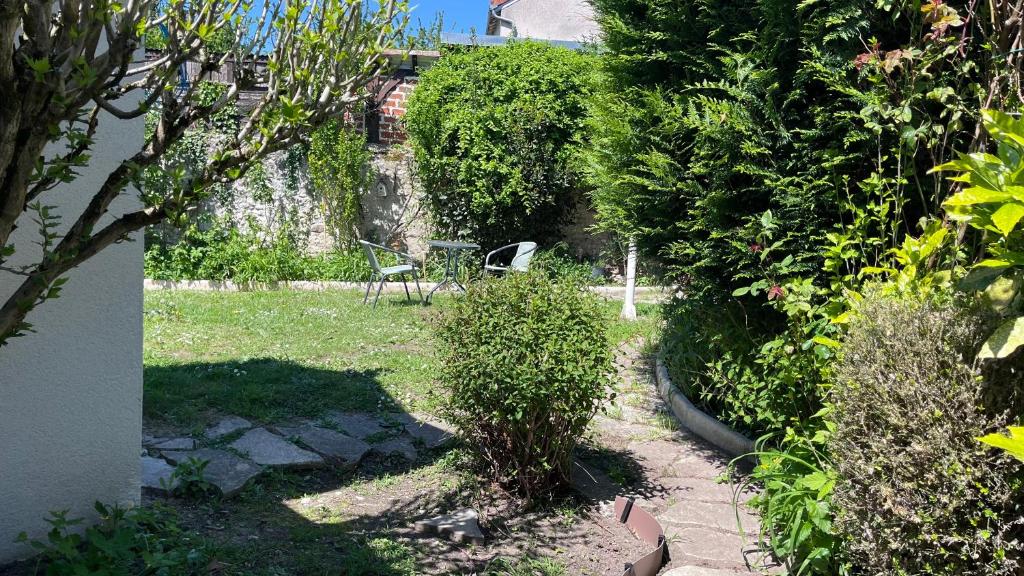 Le Jardin Secret Classé 3 étoiles - 6 pers - Salle de cinéma - Proche de la gare de Blois à 2h de Paris - 4