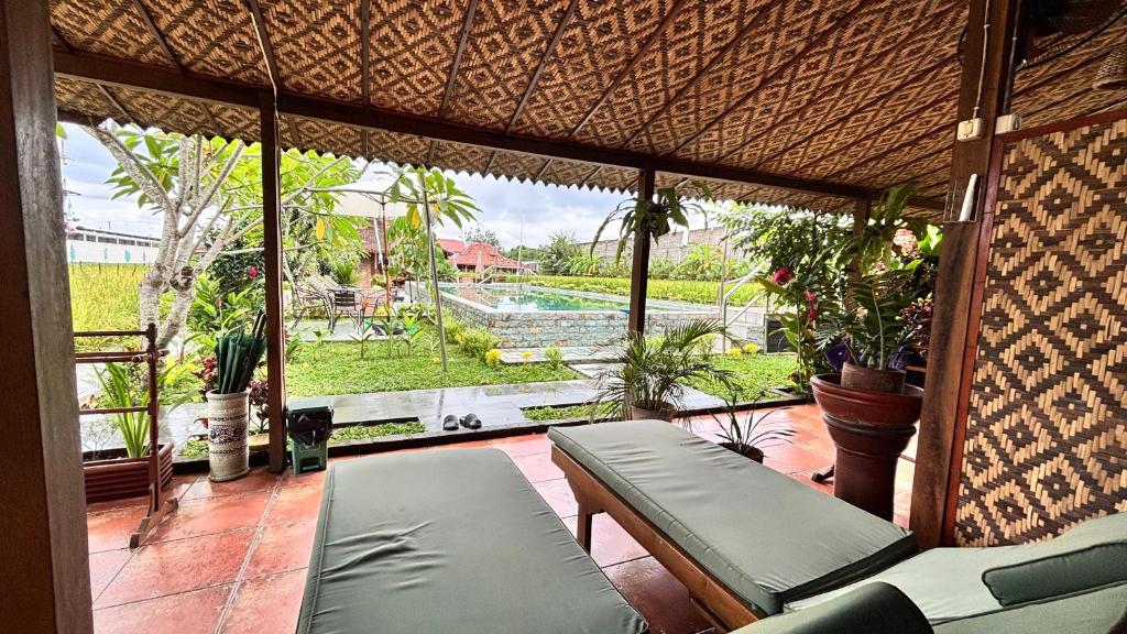 アラマンダ ファミリー ヴィラズ プール ジョグジャカルタ【ペット可】 (Alamanda family Villas Pool Yogyakarta) バルコニー/テラス