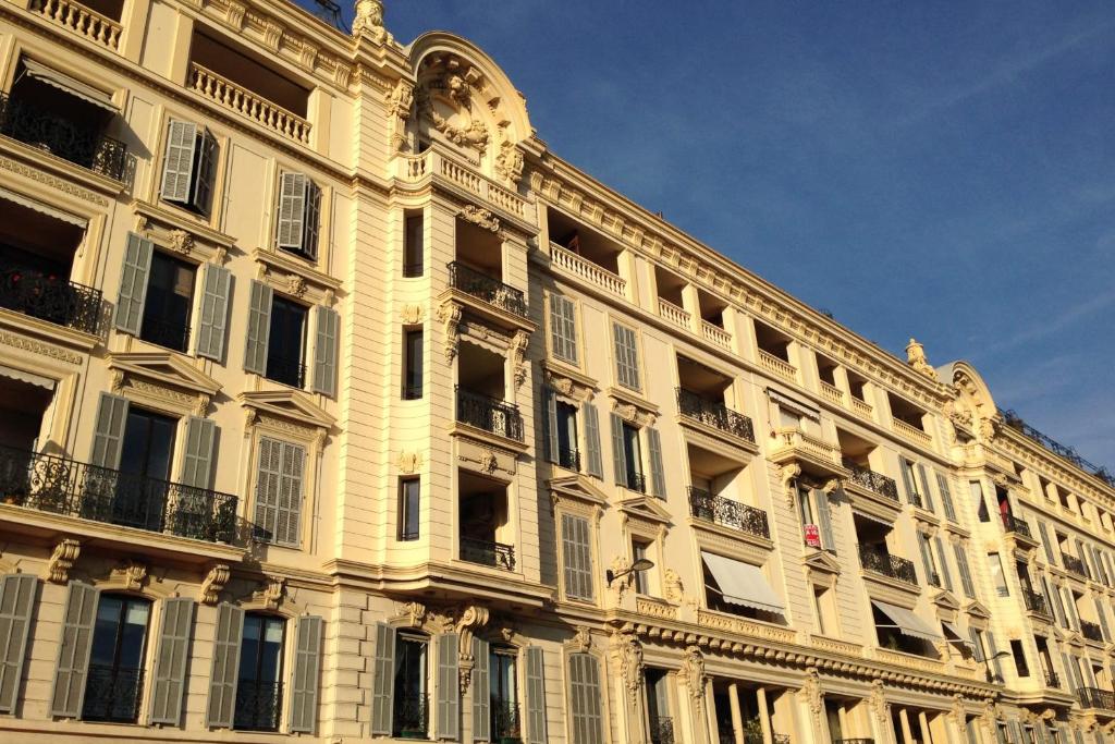 GRAND HÔTEL Golden Square 3 min to Beach Green Corridor View AC - 3