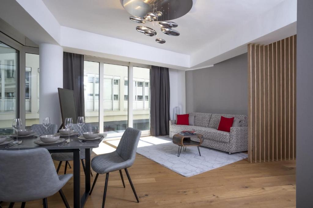 GoldenKey-Suites - Luxury Suite 'Rathausplatz' - Overlooking the Main Square - Air Conditioning & Elevator - 3