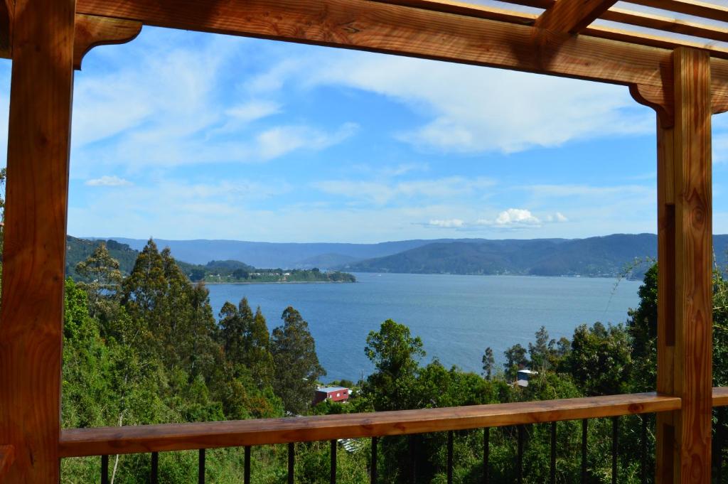 Cabaña con vista al mar y bosque nativo - 1