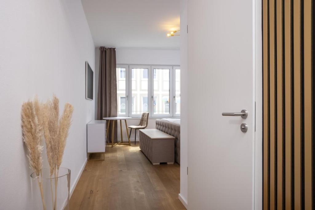 GoldenKey-Suites - New Luxury Suite 'Augusta Vindelicum' - Air Conditioning - Elevator - Prime Location at Augsburg Town Hall Square - 3