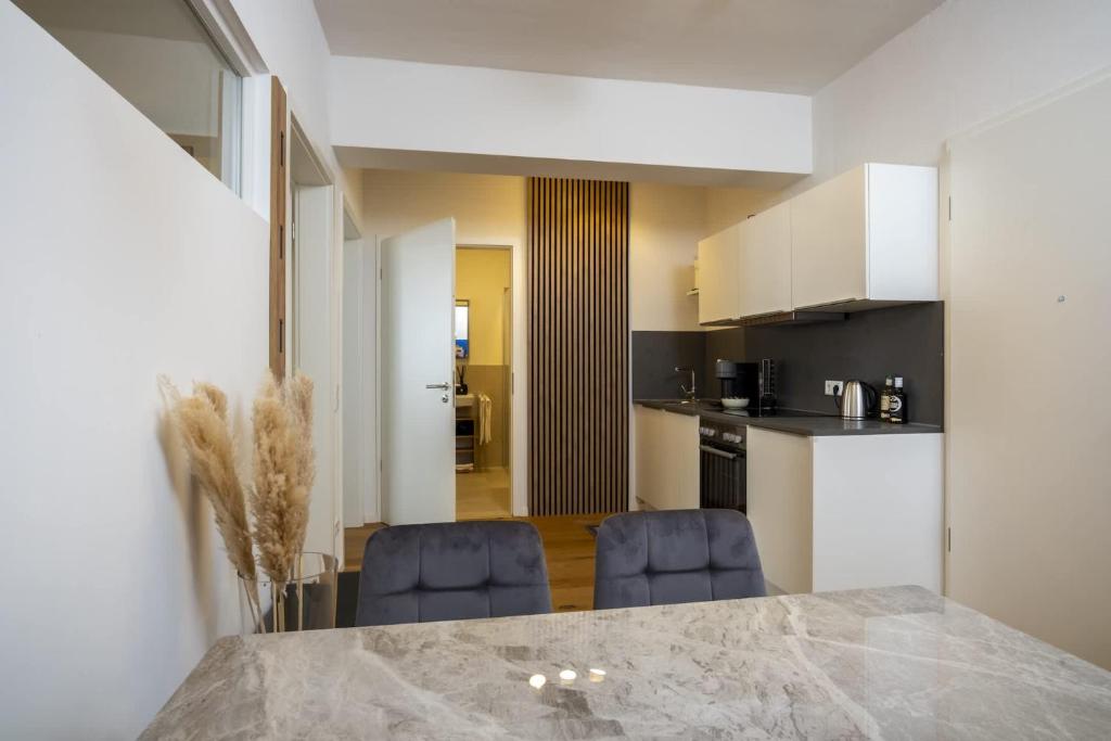GoldenKey-Suites - Luxury Suite 'Leopold Mozart' - 3 Rooms - Air Conditioning - Prime location Rathausplatz Augsburg - 4