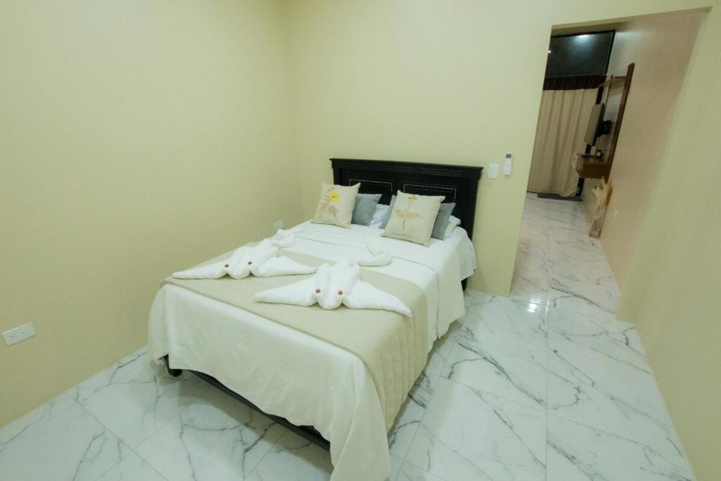 Close to the airport, beach, and restaurants, washing machine and dryer - 3
