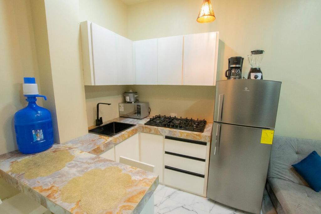 Close to the airport, beach, and restaurants, washing machine and dryer - 4