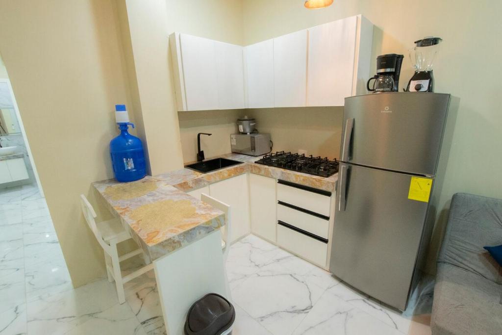Close to the airport, beach, and restaurants, washing machine and dryer - 5