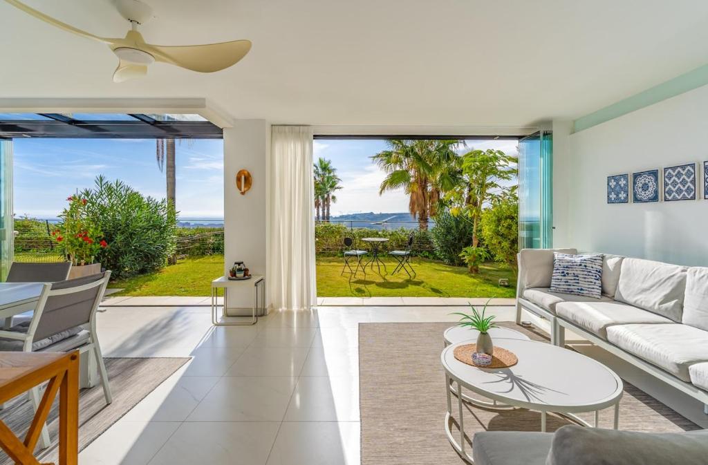 Luxury 3 bed ground floor apt with sea view - 1