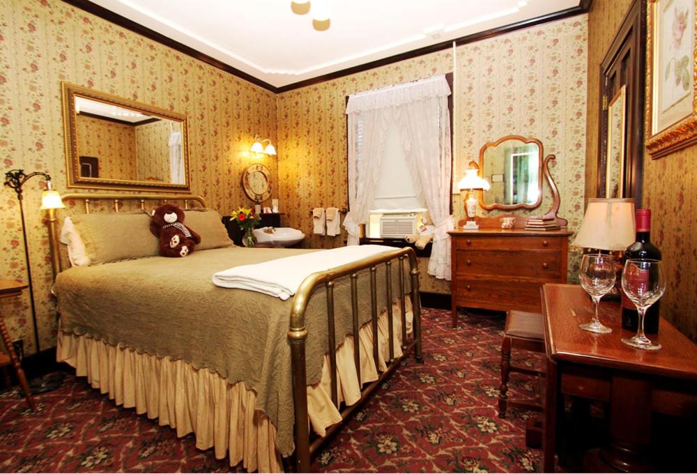 Historic National Hotel & Restaurant photo