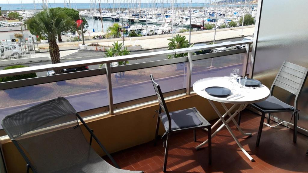 Studio vue mer, balcon face port de Garavan, plage et gare à pied - 3