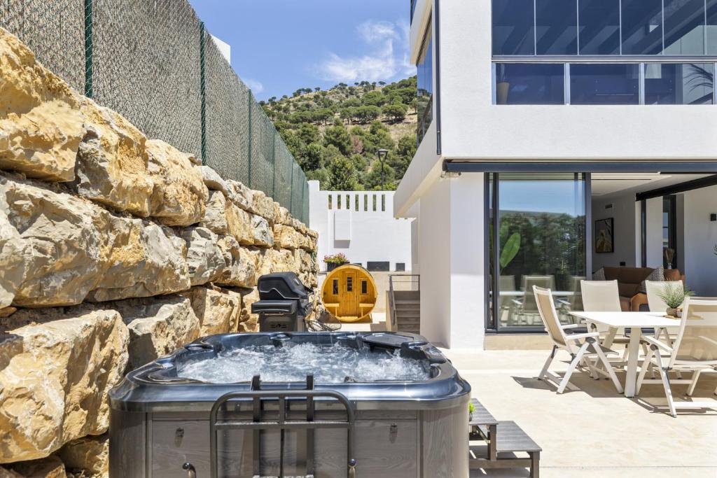 ViVi Homes - Villa Yara Pool, Sauna, Jacuzzi & Cinema - 2