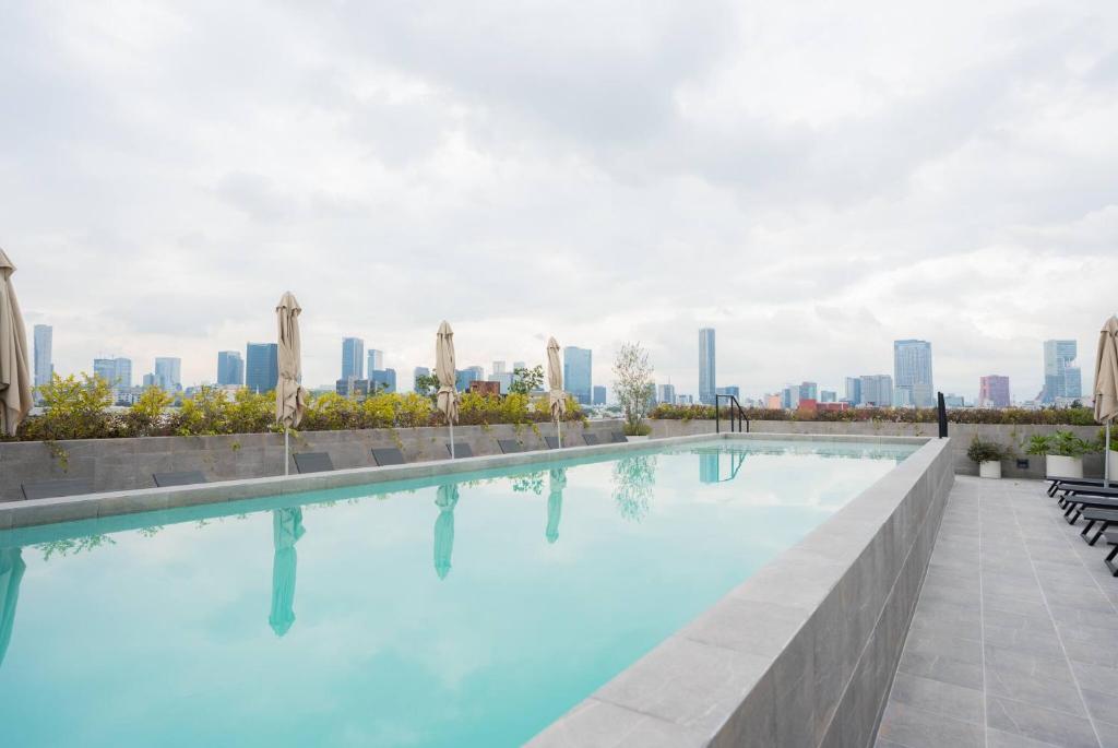 Luxury 2BR with Pool, Gym & Coworking - 1