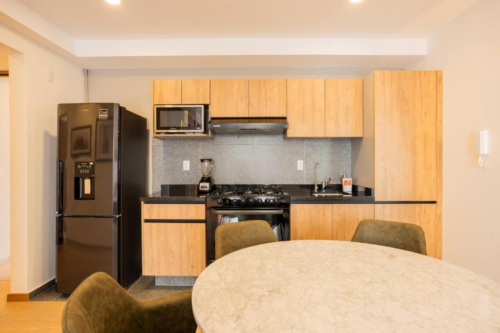 Luxury 2BR with Pool, Gym & Coworking - 4