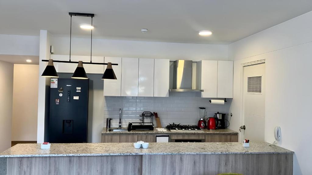 Modern Miraflores 2BR Flat Park View Balcony King Bed - 4