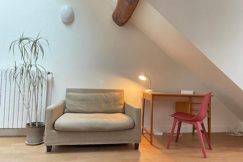 Marais 4e Appartement sous les toits avec mezzanine par Mey Agency - 5