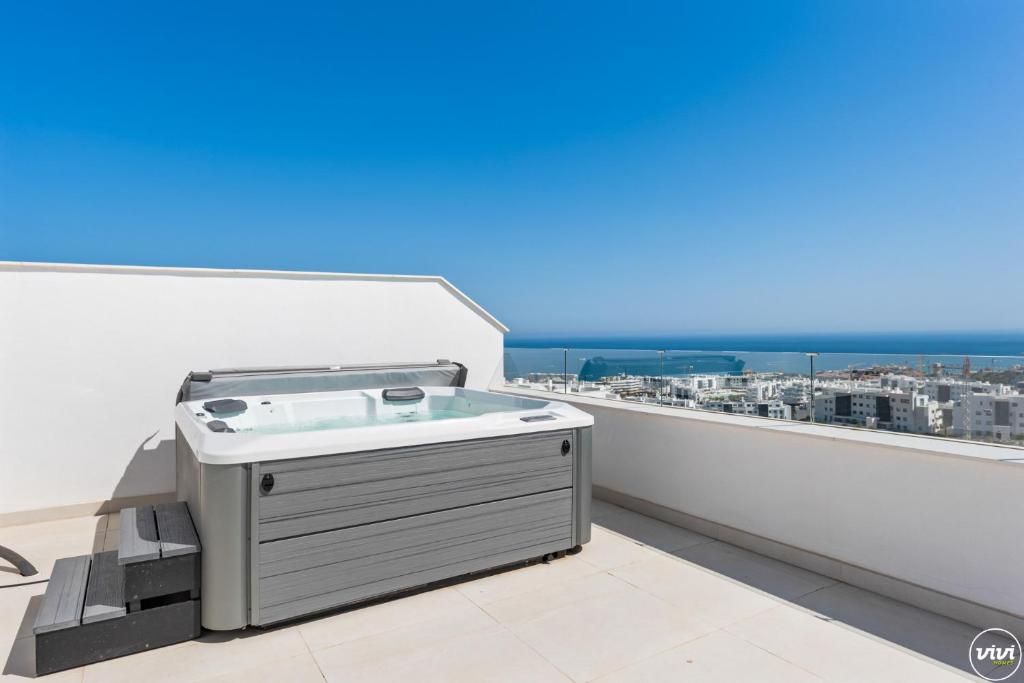 ViVi Homes - Gerrard, Terrace, Pool & Sea Vew - 5