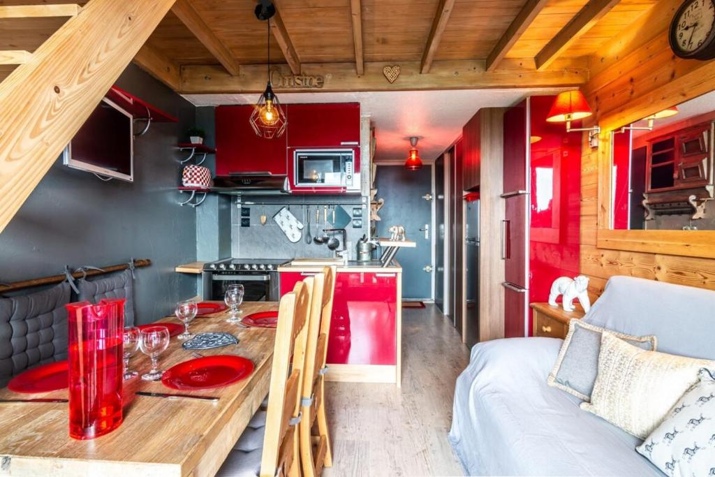 Slow Chalet MontBlanc Soleil sur les pistes Ascenseur Balcon Vue Parking - 2