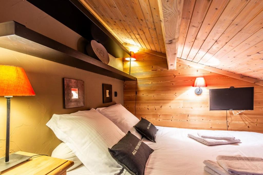 Slow Chalet MontBlanc Soleil sur les pistes Ascenseur Balcon Vue Parking - 3