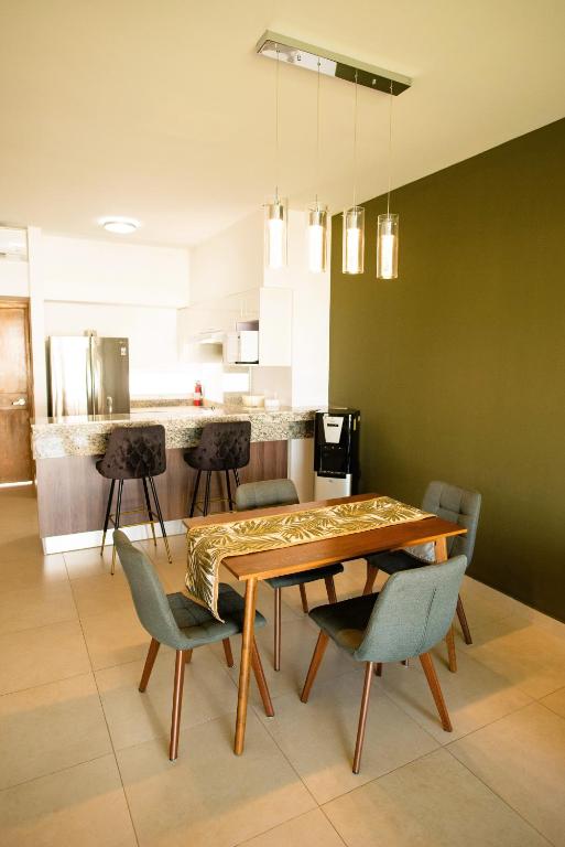 Cozy, elegant 2BR Via Montejo, steps to US Consulate - 2
