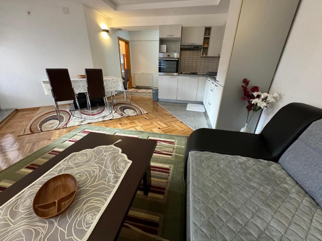 Golden Lilly Apartment - 3