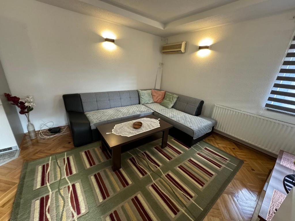 Golden Lilly Apartment - 2