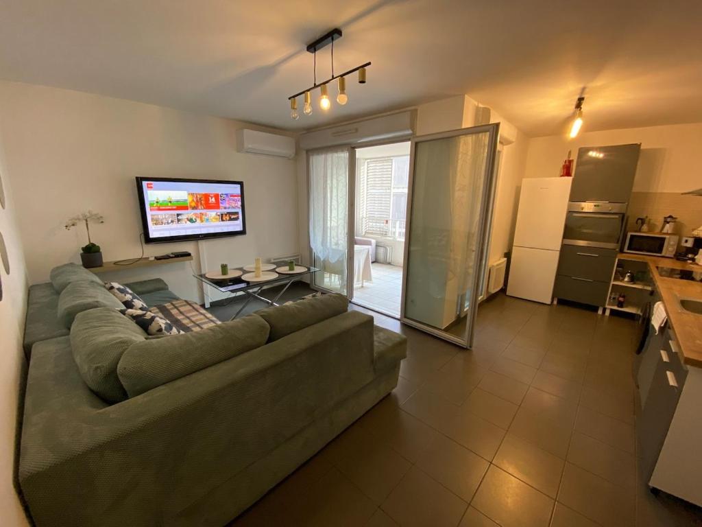 FLC- Vaste T2 -Parking-Air Conditioning-Terrace-6p-St Charles - 4