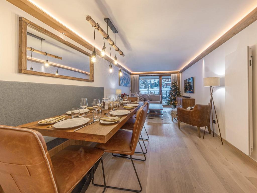 Appartement de Standing avec Piscine, Sauna et Hammam à Val-d'Isère - FR-1-694-426 - 4