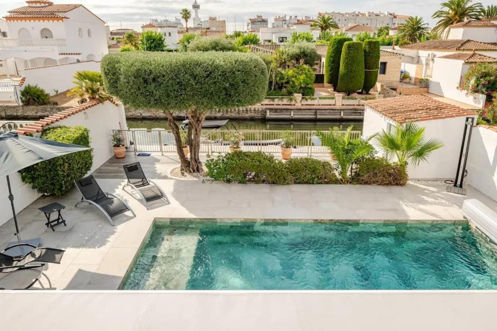 Welcoming villa in Empuriabrava with private pool - 2
