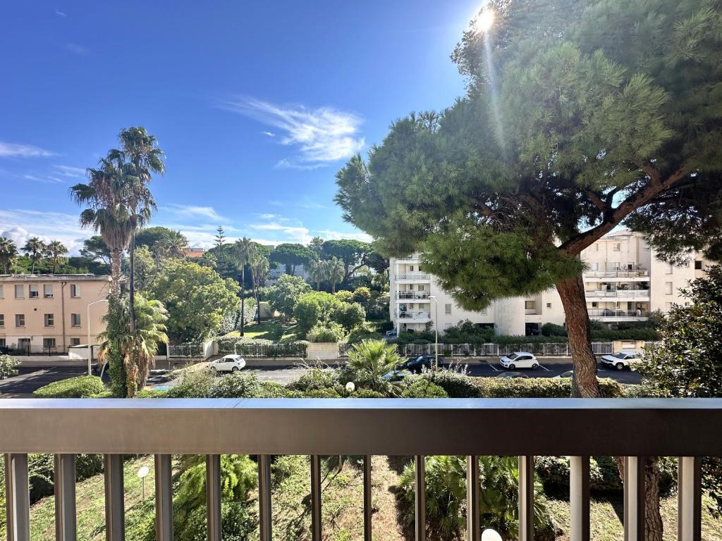 HYELAN - Appartement climatisé pour 6 personnes avec piscine sur le port d'Hyères - 2