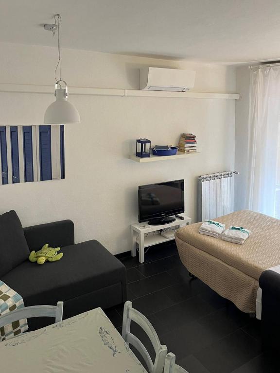 Sciacchetrà Apartment with AC & Patio - 4