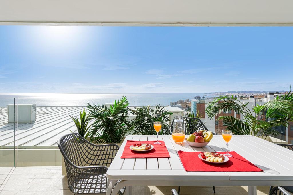 WintowinRentals Fuengirola Exclusive Sea View Apartment with Terrace, Pool and Parking - 2