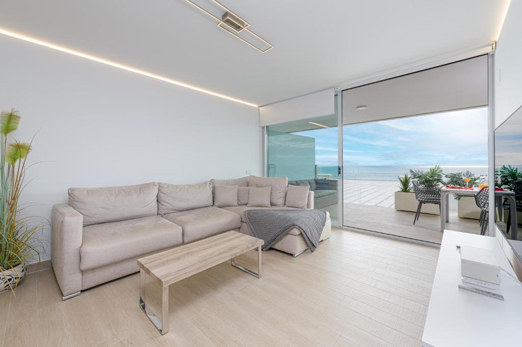 WintowinRentals Fuengirola Exclusive Sea View Apartment with Terrace, Pool and Parking - 3
