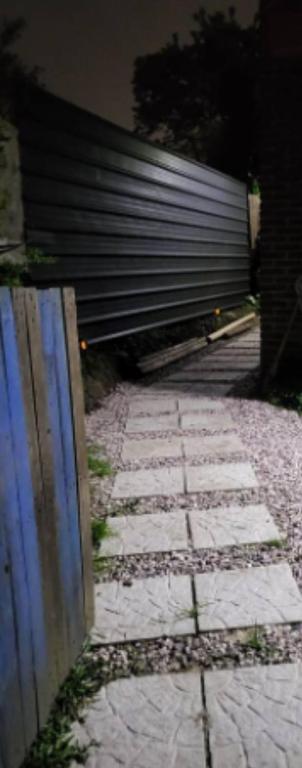 Cabaña de 2 pisos al fondo con entrada y patio independiente - 1