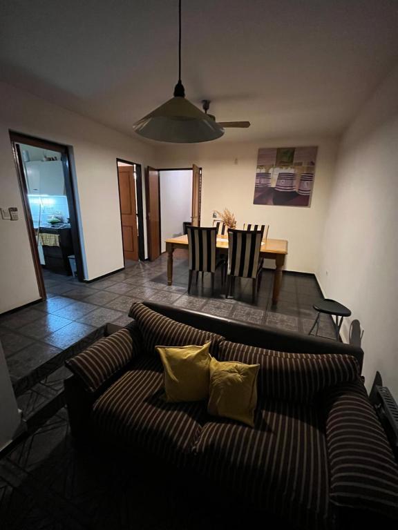 Casa amplia con Pileta - 2