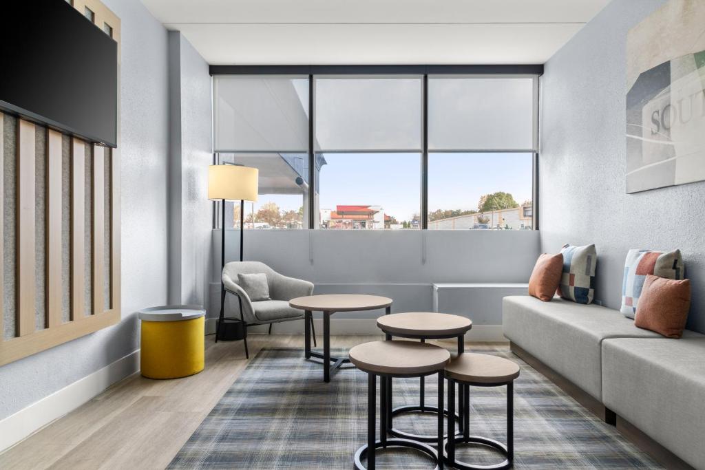 City Express by Marriott Charlotte South End 共用ラウンジ/TVエリア
