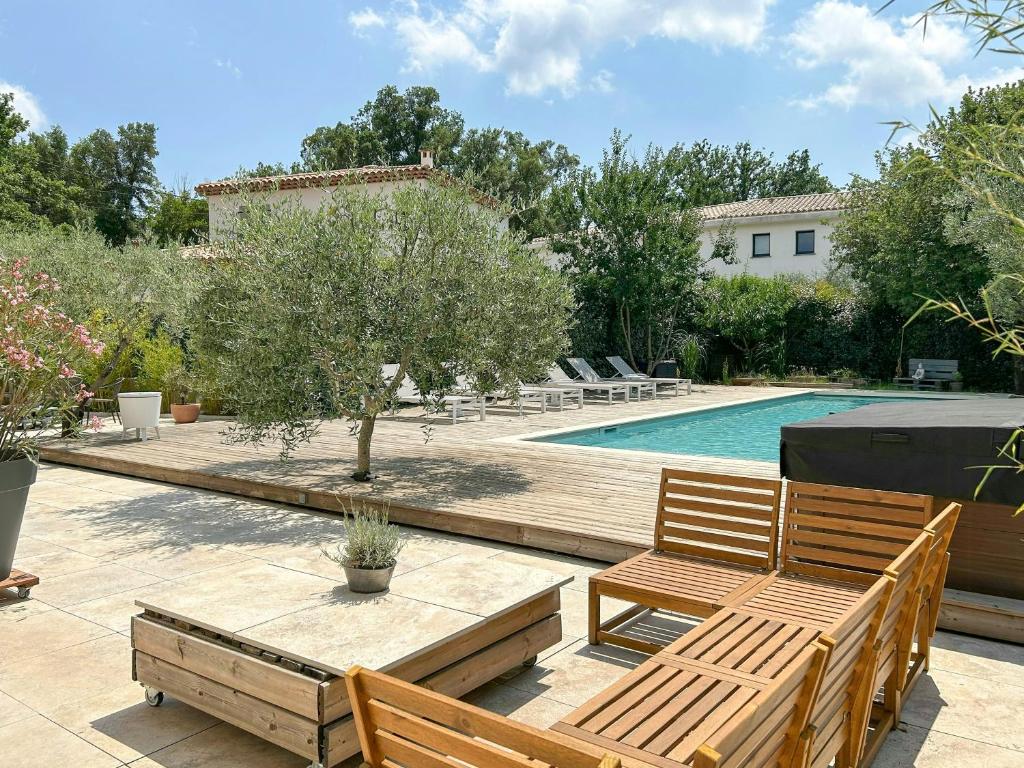 Modern Provençal Villa At The Forest's Edge - 4