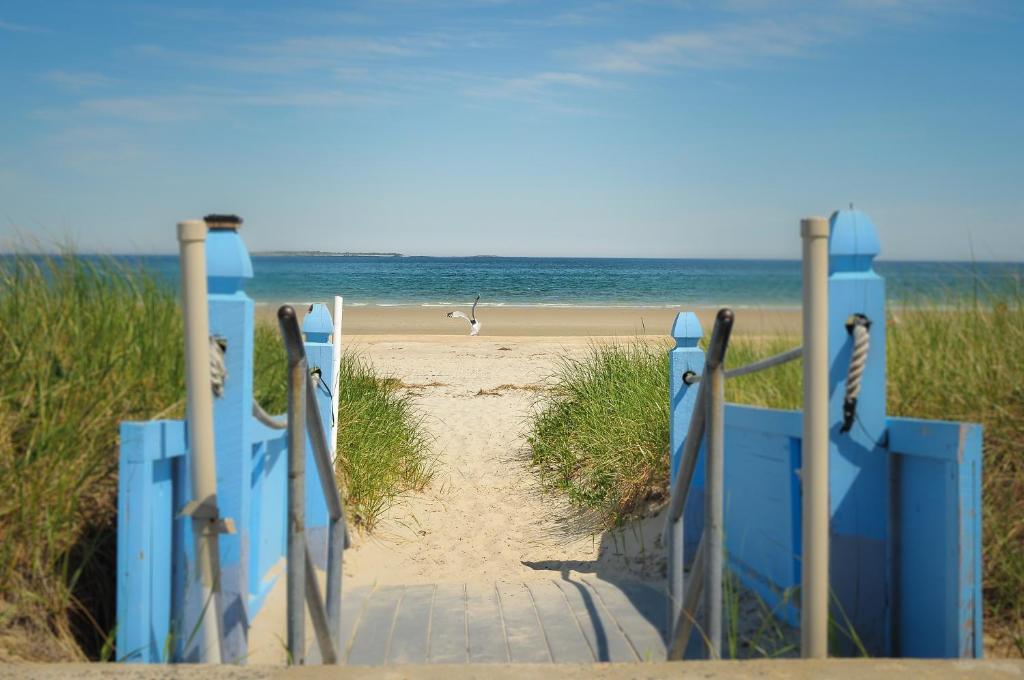 Friendship Oceanfront Suites photo
